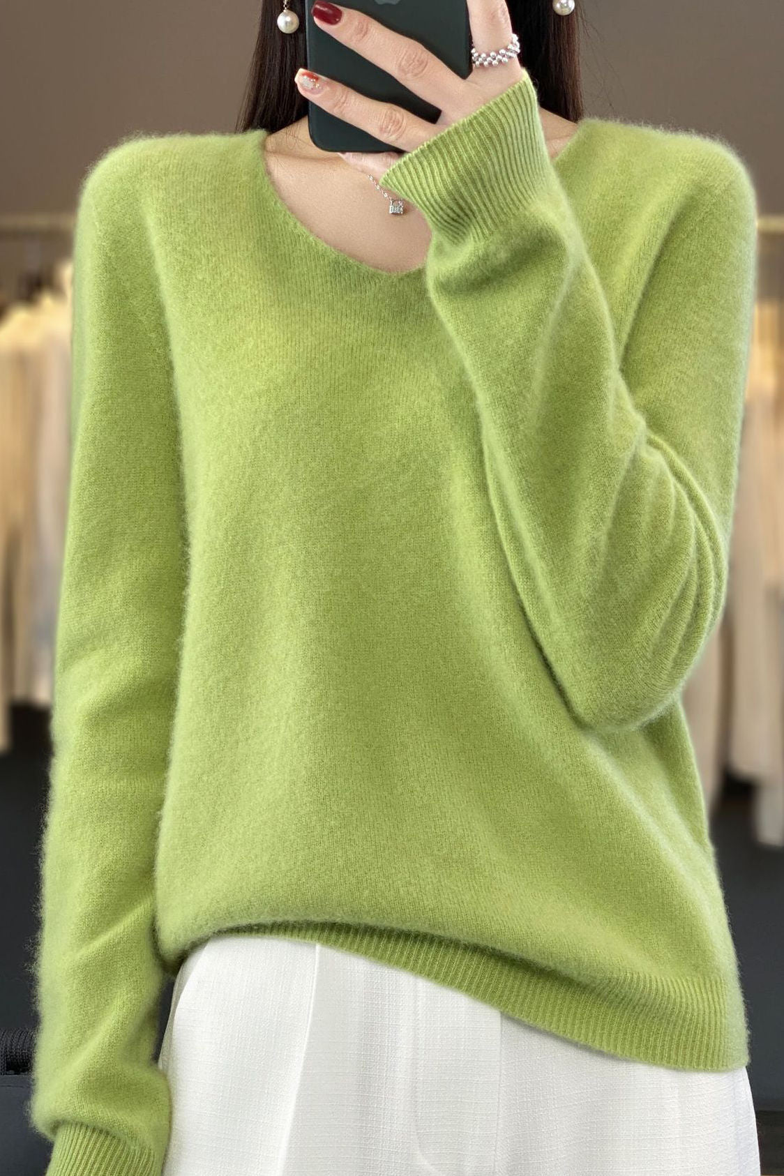Simple and loose V-neck wool sweater