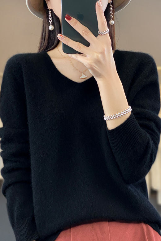Simple and loose V-neck wool sweater